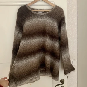 Stickad tröja  - Fantastisk stickad tröja!! Perfekt i höstvädret🍁