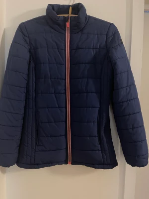 Vinterjacka - En fodrad varm jacka i fint skick. Junior 170-176.Men passar för vuxna med st S/XS.