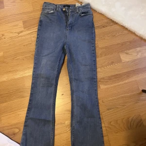 Flare jeans (lågmidja) -  helt ny och oanvända jeans ! säljer den eftersom den är för små/tight på mig