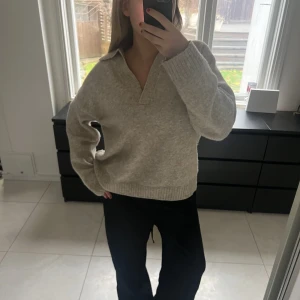 Tjocktröja  - Jättesnygg tröja från H&M. Säljer då den inte kommer till användning ❤️