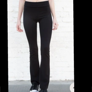 Brandy Melville  - Säljer mina populära brandy Melville tights då jag inte får lika mycket användning av dom länge. Inga defekter, jag är 166-167 och dom passar mig perfekt 