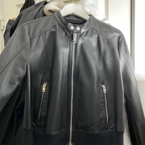 Diesel bicker skinnjacka  - Aldrig använt skinnjacka från diesel. Skriv för frågor. 