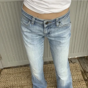 Lågmidjade bootcut jeans  - Ett par as snygga lågmidjade bootcut jeans från wrangler🌟De har inga defekter och är i bra skick, storleken är 28/32💖Midjan är 36/37cm och innerbandslängden är 82cm🙌 Fler bilder finns privat💕 Kan mötas upp i Stockholm😊Tryck inte på köp nu! 