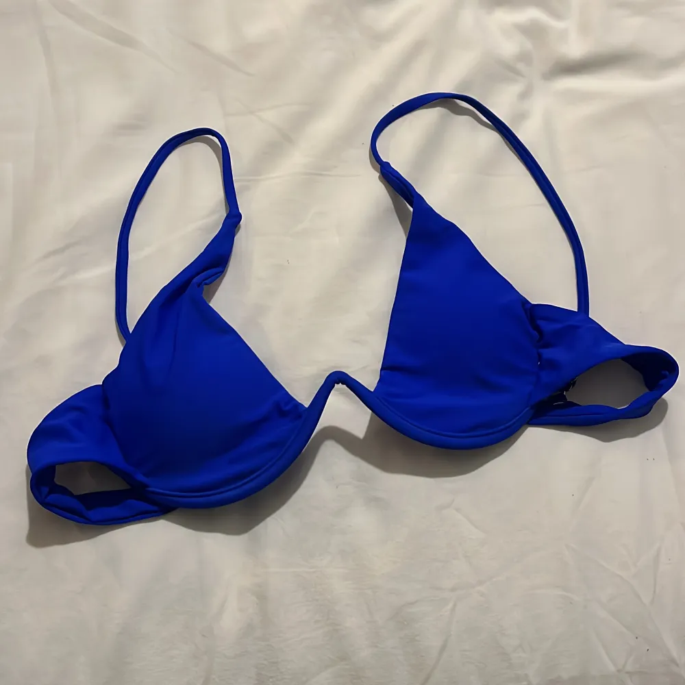 En bikiniöverdel som aldrig kom till användning för har en liknande. En fin djupblå färg och bra passform✨ storlek L men den är från Shein så liten i storlek. Passar mig som brukar ha 75B. Den har inlägg man lätt kan ta ut om man vill. Muu.