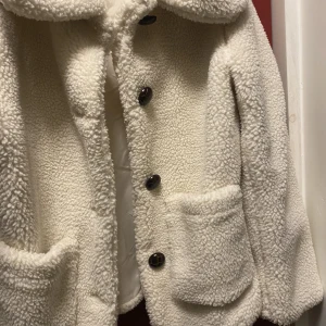 Nakd höst jacka - Säljer nu en fluffig oanvänd höst jacka från NaKd i storlek 36. Orginalpris ca 900kr, säljer för 350kr🤍🤍