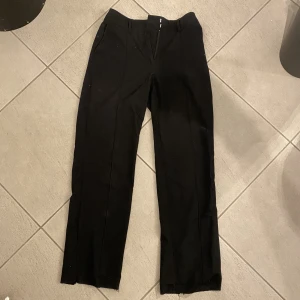 Kostymbyxor  - Från NAKD. Med slits, jag har själv fållat ner byxorna vilket gör dom längre. Väldigt långa på mig (175cm). Med pressveck. Hör av er vid frågor och funderingar 🥰🥰🥰