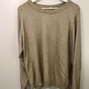Stickad tröja - Basic beige stickad tröja från vila i jättemjukt material. Storlek L men passar även M. Använd ett fåtal gånger <3