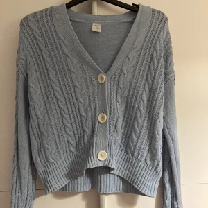 Blå stickad - Blå stickad tröja, sälj för att den är för liten, sparsamt använd.