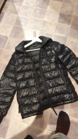 Peak performance jacka - Säljes jättefin, knappt använd jacka, mörk blå, stl 160