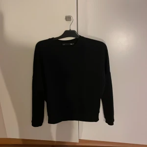 Svart tröja - Från lager 157 Storlek: S 