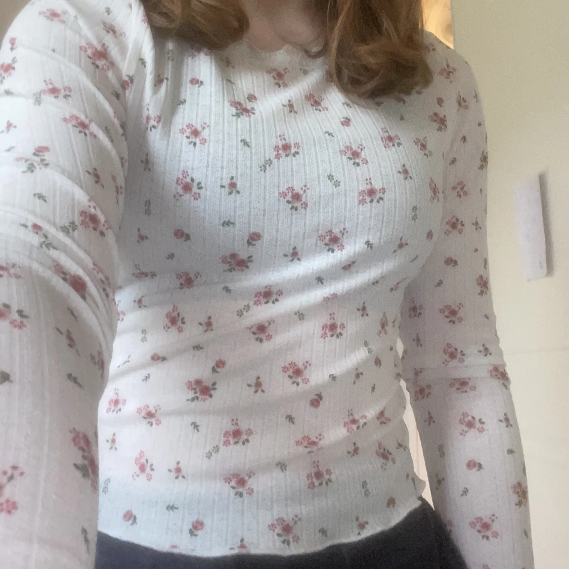 Vit långärmad med röda blommor på  - 90
