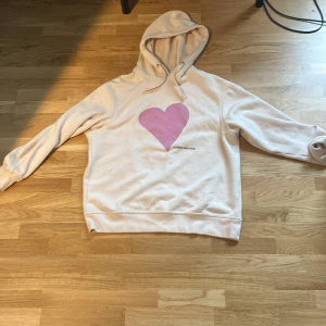 Carin Wester Hoodie - Hoodien har använts flera gånger men är i ett bra skick. Den är köpt på Åhléns och är i storlek Xs