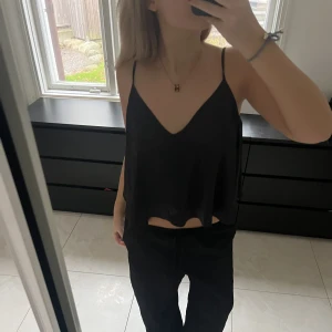 Topp - Så söt topp från zara. Använd fåtal gånger så inga defekter❤️