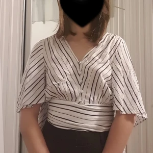 Blus med knyt - Flowig vit blus med blå ränder i XS och med knyt i ryggen. Så fin och säljer då den inte passar mig längre 💕 Pris kan diskuteras