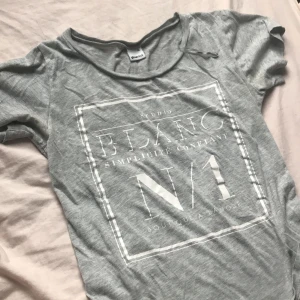 Grå ginatricot tröja - Grå, lite baggy, med vit text. ”Blanco”