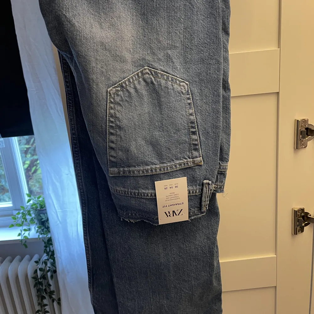 Säljer dessa snygga och populära jeansen då den storleken inte passade mig! Helt oanvända endast testade. Älskar dessa jeans använder hela tiden (i en annan storlek)!💓 Nypris 399!. Jeans & Byxor.