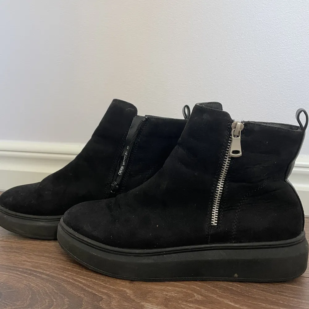 Ett par svarta vinterskor som har använts 2 gånger alltså helt fel fria, köptes för 1 år sen och har bara legat i garderoben. Köptes ifrån din sko affären💓💓 passar även 38🌸. Skor.