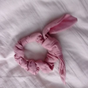 Rosa scrunchie  - Bara en rosa scrunchie. Inget hår på.