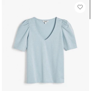 Blå tröja - En jättefin blå glittrig tröja som är använd bara en gång. 