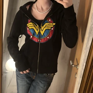 Zip up - Zip up med tryck. Från H&M storlek L men uppskattas som en S-M. 