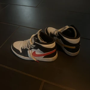 Air Jordan 1 mid women - Inga defekter, säljer pga fel storlek