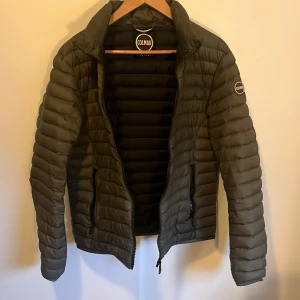 Colmar Jacka - Galet snygg olivgrön Colmar jacka. Perfekt nu till hösten. Perfekt skick använt fåtal gånger. Priset är inte hugget i sten så va inte rädda för att pruta. Storlek S.