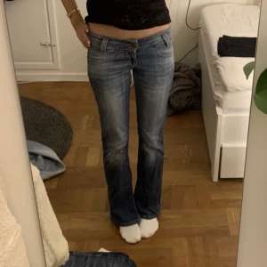 lågmidjade jeans - as snygga! midjemått 36cm innerbenslängden 77  jag är typ 170 säljer inte under 400! köp direkt för 500kr