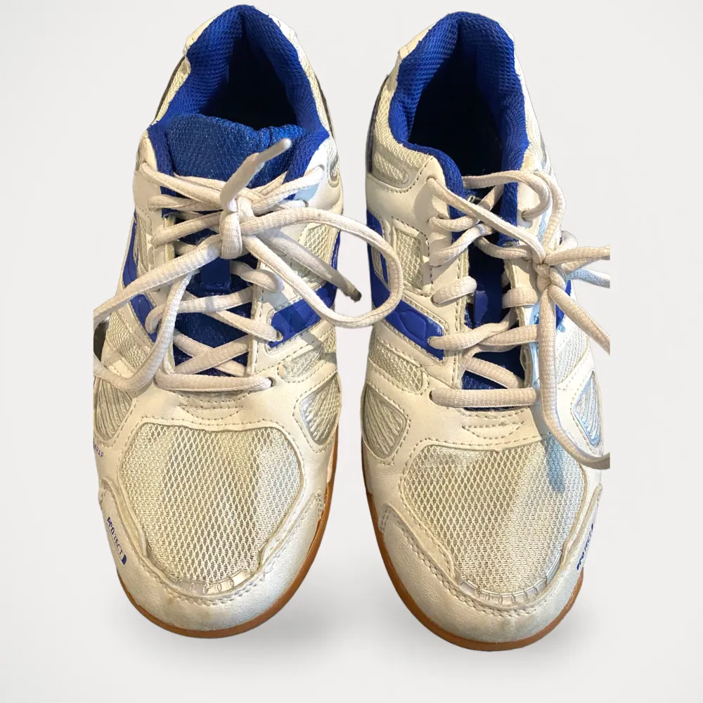 Sneakers från Wrap, modell Pro Touch.  Storlek: 39 Material: Gummisula Använd, men utan anmärkning.  Kommentar från säljaren: Stabila idrottsskor med gummisula. Skor.