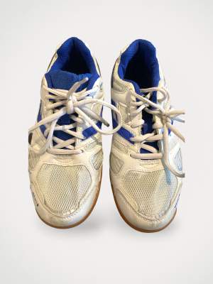 Sneakers från Wrap, modell Pro Touch.  Storlek: 39 Material: Gummisula Använd, men utan anmärkning.  Kommentar från säljaren: Stabila idrottsskor med gummisula