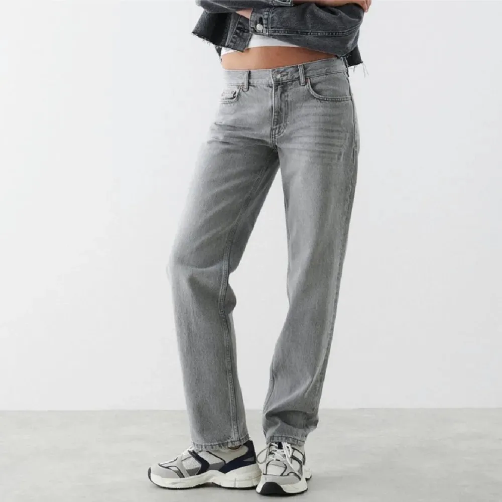 Säljer dessa gråa jeans från ginatricot💕. Jeans & Byxor.