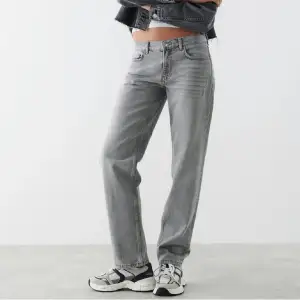 Säljer dessa gråa jeans från ginatricot💕
