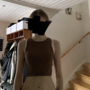 Brun tank topp  - En brun tank topp från h&m divided☺️Använd ca 3 gånger och har inga fel. Strl. S men passar som XS. 