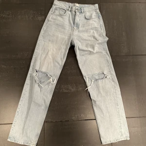 Gina tricot Jeans - Ljusblåa jeans med hål i. Sitter superfint på. Köpta för 599kr