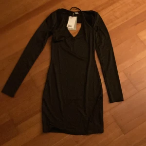 svart klänning  - helt oanvänd klänning från hm i storlek xs! beställde den på rea men har aldrig använt den, den är lite öppen i ryggen och v neck/halterneck (svårt att förklara) , bra skick och passar nog från 155-165 men beror på❤️