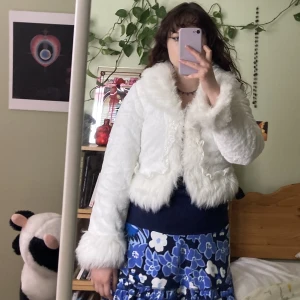 Vit pälsjacka - Mycket fin jacka av faux fur med spetsdetaljer, quiltad insida 