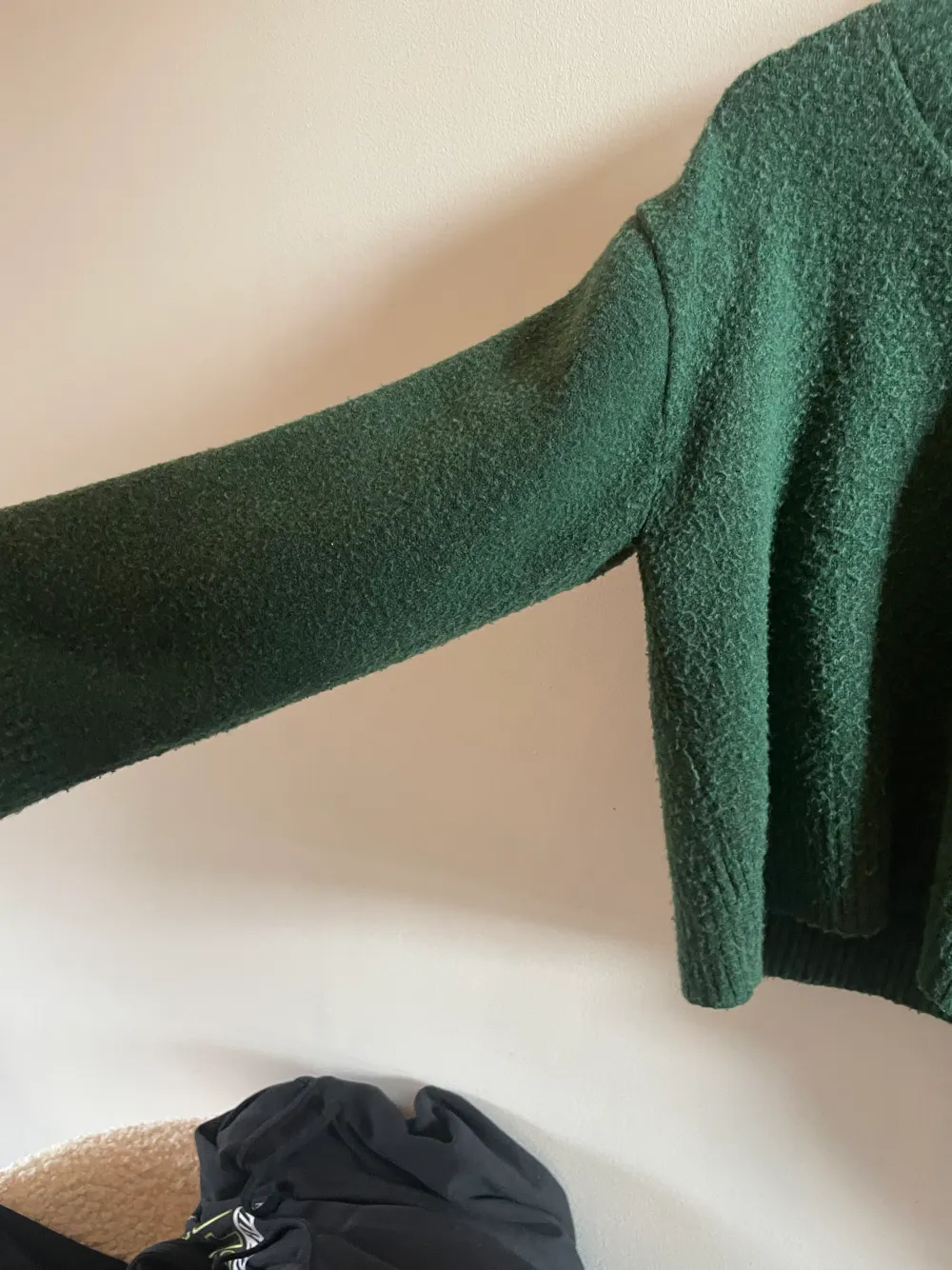 Stickad tröja grön från Weekday. Använd fåtal gånger, bra skick. Ska vara nopprig i modellen. Storlek XS men mer som en S. Säljer då den inte kommer till användning. Köparen står för frakten❤️. Stickat.