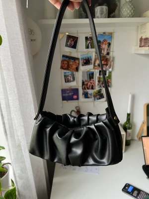 Axelväska - Så fin axelväska, inget slitage osv!!💓💓