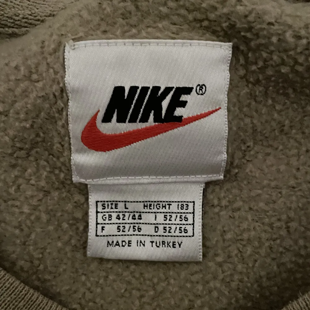 Säljer denna vintage Nike sweatshirt då den inte kommer till användning. Den är i utmärkt skick! Pris kan diskuteras Av någon anledning så ser det ut som en röd fläck på fotot, vet inte vad som hände men den finns inte i verkligheten.. Hoodies.