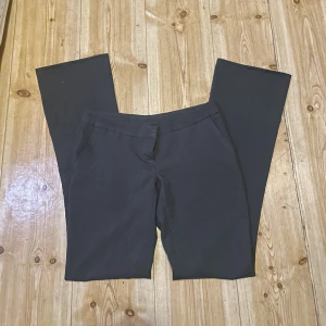Lågmidjade bootcut kostymbyxor😍 - De perfekta lågmidjade bootcut kostymbyxorna. Säljer då dom tyvärr har blivit lite stora på mig💔💔 de är gråa. Köparen står för frakt
