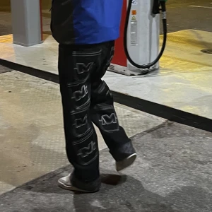 minus two multi pocket jeans - har bara haft på mig dom 2 gånger. ny pris 2000kr 