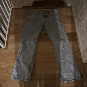 Gråa rush jeans ny pris 1900kr