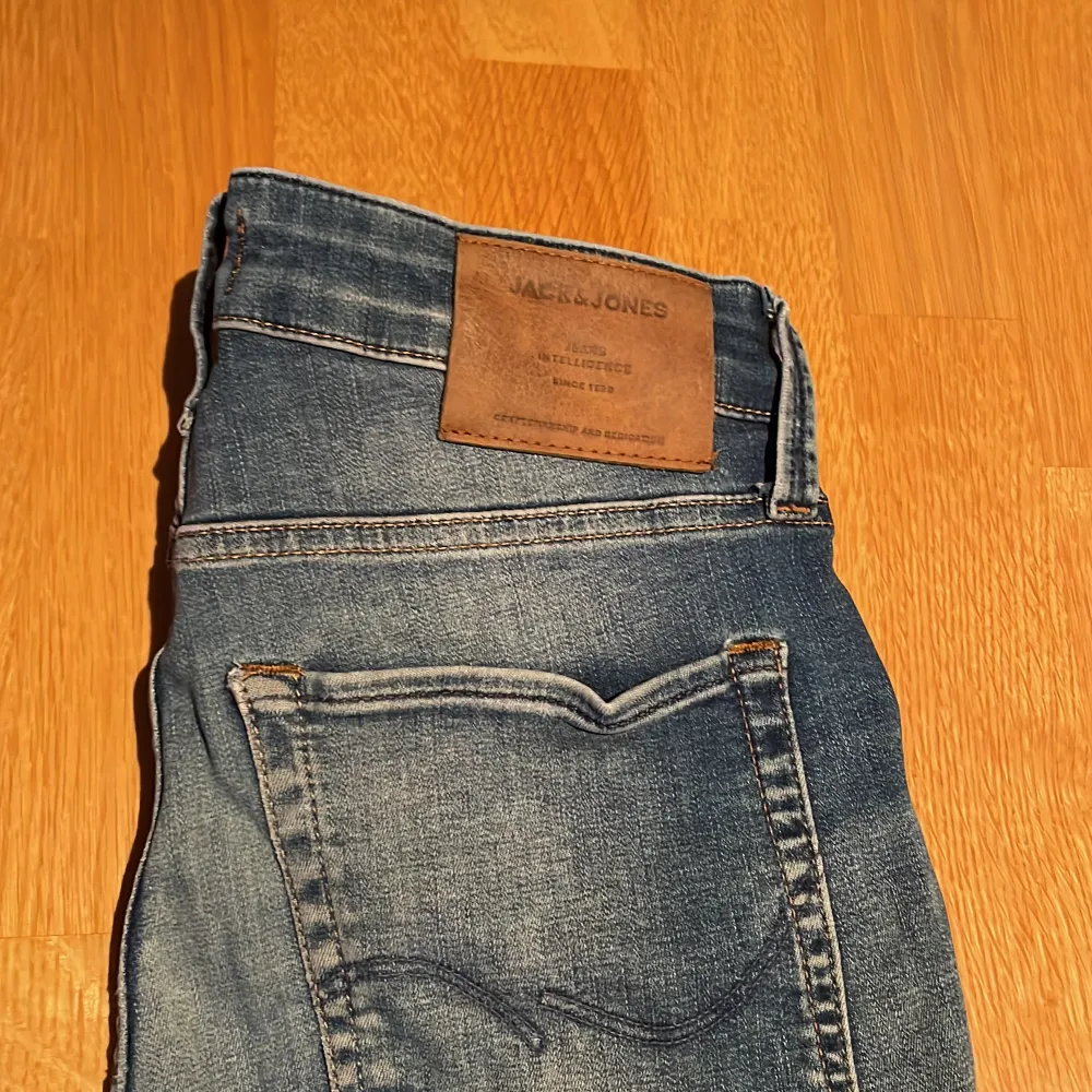 Jeans från Jack & Jones i bra skick. Storlek 28/32. Jeans & Byxor.