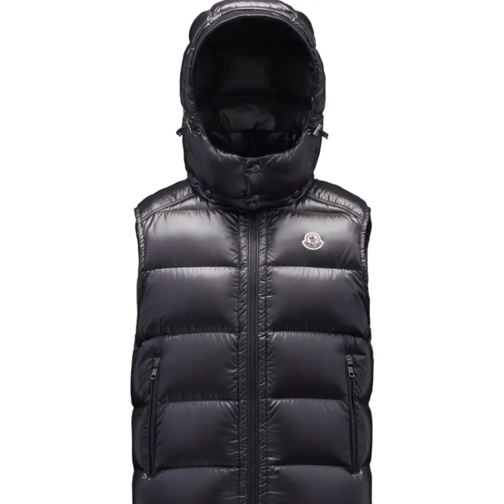 Moncler bormes väst svart Size 5 L/xl Kvitto finns Skick 9/10. Jackor.