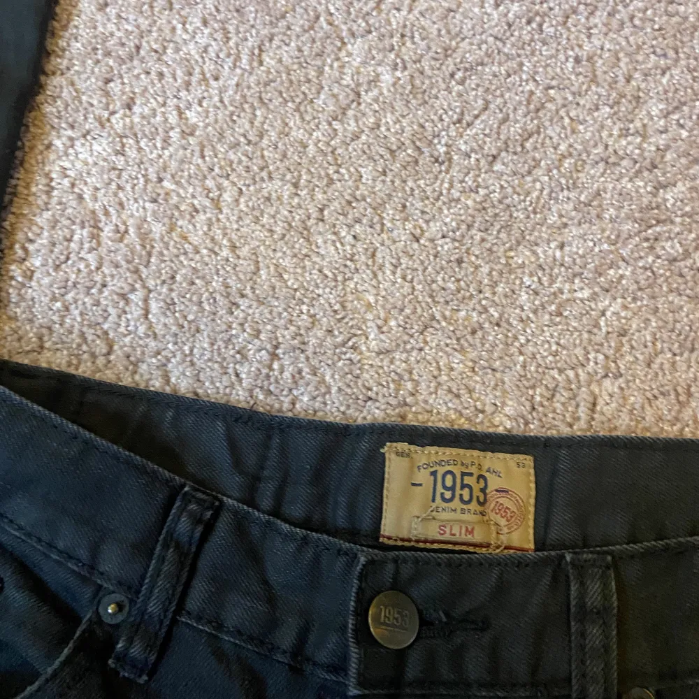 säljer nu dessa lågmidjade vintage jeans köpta second hand. det står slim men dom är straight. bra kvalitet och super sköna! Säljer då det var för korta för mig :( ( är 171 cm för referens) köpare står för frakt!! . Jeans & Byxor.
