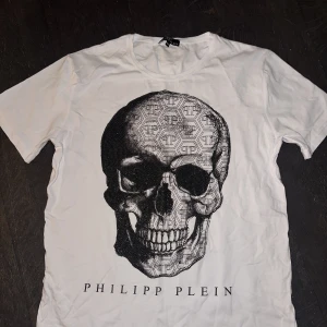 Philip plein tshirt - Super snygg philip plein tröja! Aldrig använd och utan någon som helst skråma🫶🏼