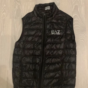EA7 väst  - Denna Armani väst är i helt nytt skick och är knappt använd 