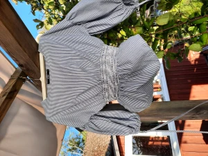 Blus - Randig blus 7 bra skick, knapt använd. Den har resår runt midjan, ballongärmar och band i ärmarna. Väldigt bekväm!