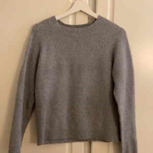 grå stickad tröja - säljer min stickade tröja ifrån vero moda för att den inte kommer till användning längre, har även en exakt likadan fast i beige som jag skulle vela bli av med. Köptes för 249 och säljer för 100kr. ❤️❤️