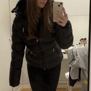  Peak performance jacka - Svart peak performance jacka utan några defekter. Skriv för fler bilder, köparen står för frakten. Pris kan diskuteras 😊