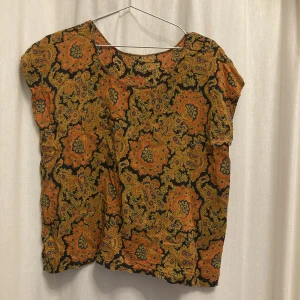 Siden blus, paysley - Supersnygg blusbi 100%siden, paisleymönstrad. Orange, svart, petrolblå. Vintage. Passar både för en person i storlek 36 och 38